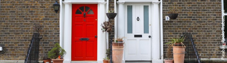 Reihenhäuser mit roter und weißer Haustür nebeneinander